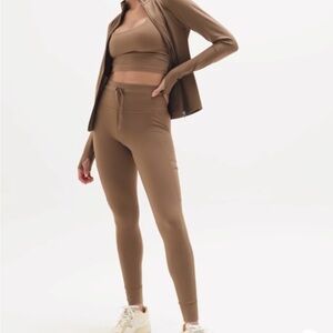 Athleta Salutation StashHigh Rise Cargo Leggings clay small